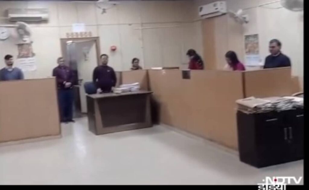 बुजुर्ग को खड़े रखने वाले सरकारी कर्मचारियों को सीईओ ने दी स्टैंड अप सजा, यहां देखें Video