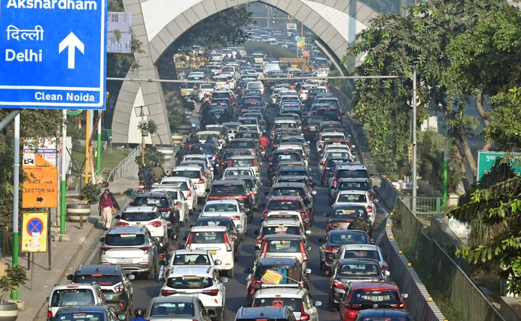 राहुल का संभल कूचः दिल्ली नोएडा वालों का बुरा हाल, गाजीपुर बॉर्डर पर जाम की जरा हालत देखिए