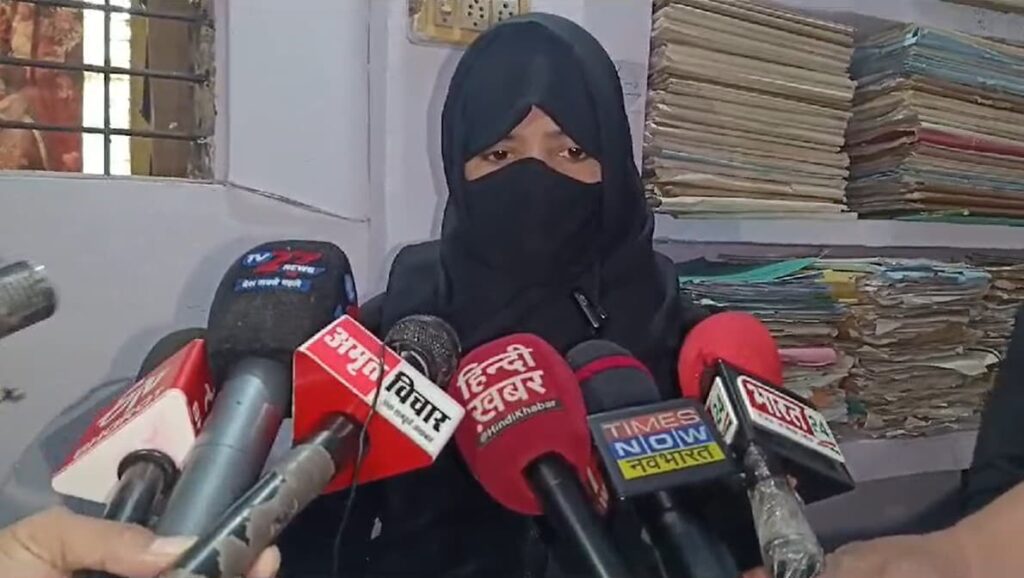 संभल हिंसा का वीडियो देख रही महिला ने की पुलिस की तारीफ, तो पति ने दे दिया 'तीन तलाक'