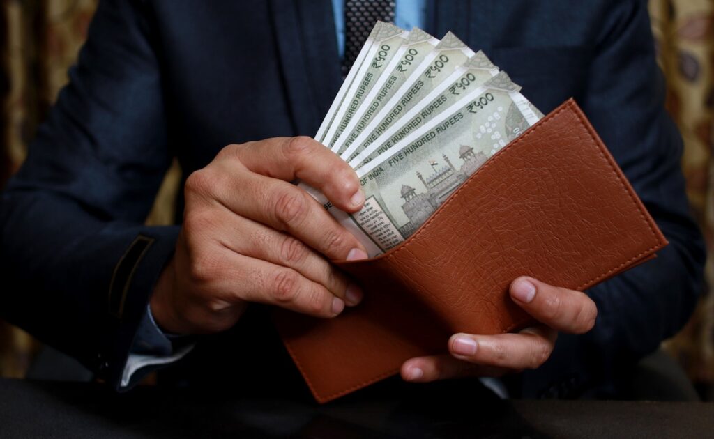 7th Pay Commission: सरकार ने इन केंद्रीय कर्मचारियों को दी खुशखबरी, ग्रेच्युटी लिमिट बढ़ाकर 25 लाख रुपये की