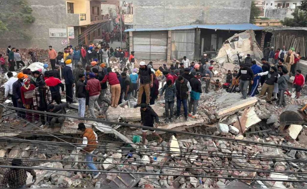 पंजाब : मोहाली में 4 मंजिला इमारत गिरी, कई लोगों के दबे होने की आशंका; राहत और बचाव का काम जारी