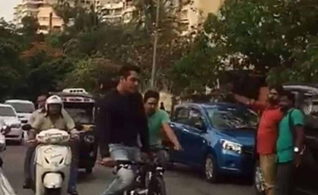 साइकिल चला रहे थे सलमान खान, आया दोस्त शाहरुख का घर तो किया हैरान कर देने वाला काम, दिल जीत रहा ये क्यूट वीडियो 