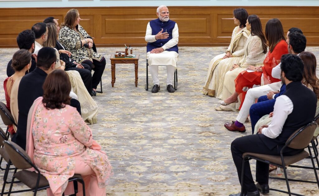 करिश्मा से बात, रणबीर से सवाल, तैमूर और जेह के लिए ऑटोग्राफ... Pm ने शेयर किया कपूर फैमिली से मुलाकात का Video