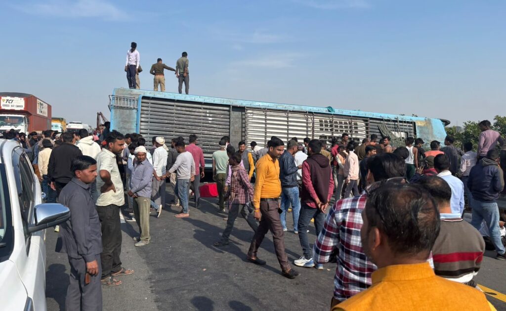 लखनऊ आगरा एक्‍सप्रेस वे पर डबल डेकर बस पलटी, 6 की मौत, यात्रियों ने बताया आखिर हुआ क्या