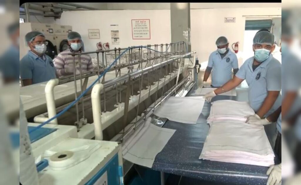 ट्रेन की चादरों की कैसे होती है धुलाई, देखिए जरा