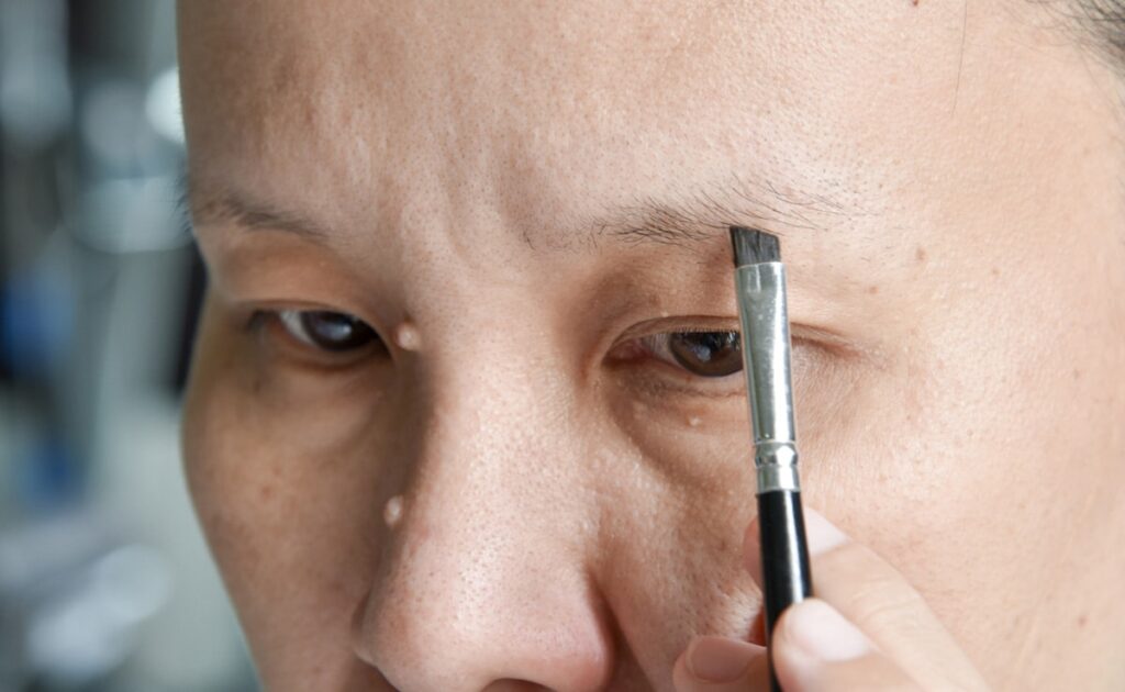 ब्यूटी पार्लर जाने के झंझट से मिलेगा छुटकारा, घर पर बिना थ्रेड के बनाएं Eyebrow