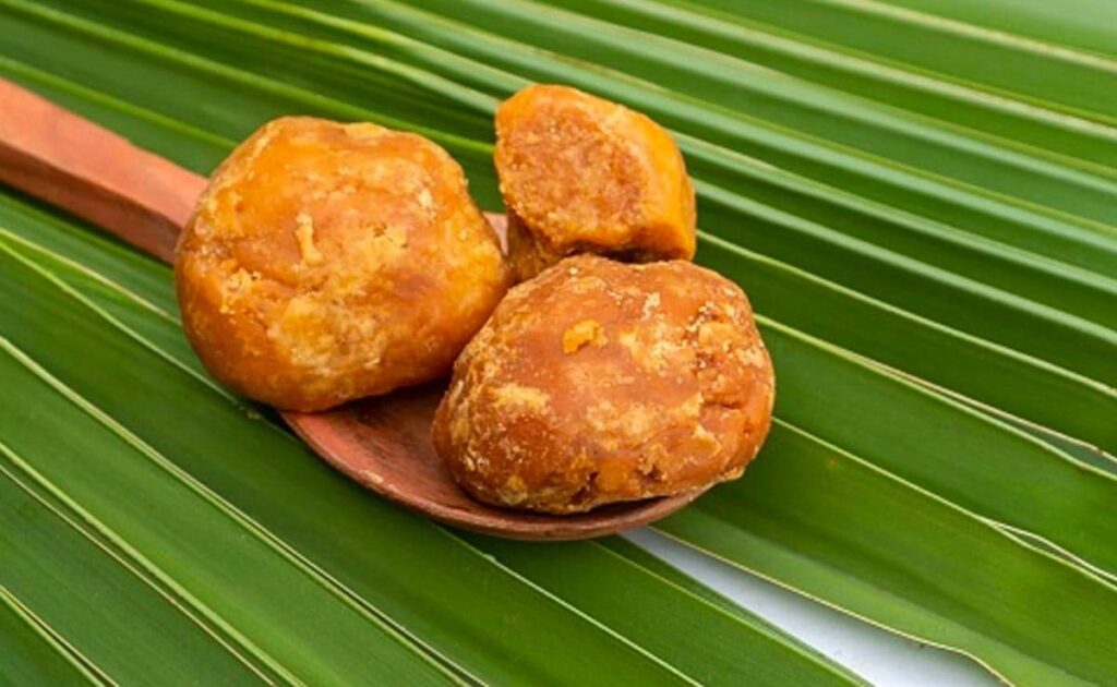 सर्दियों में गुड़ खाने से हेल्दी और क्लीन रहेंगे लंग्स, इम्यूनिटी बढ़ाने के साथ एंटी एलर्जिक गुणों से भी भरपूर
