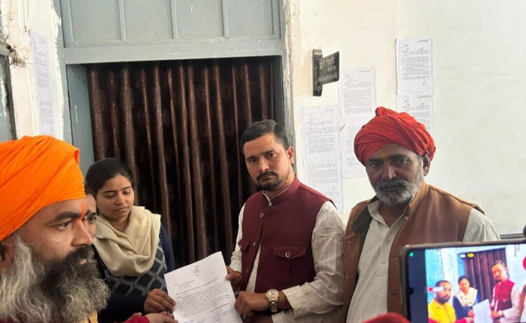 संभल के बाद अमेठी में 120 साल पुराने मंदिर पर कब्जे का आरोप, ग्रामीणों ने एसडीएम से की शिकायत