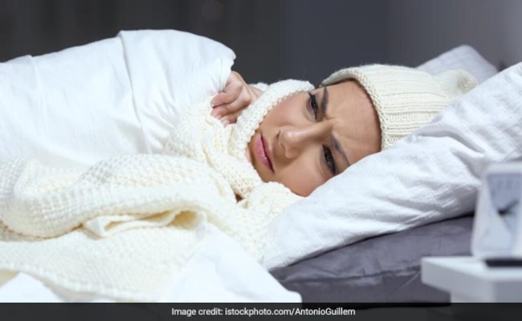 लड़कियों को लड़कों से ज्यादा ठंड क्यों लगती है, डॉक्टर से जानिए इसकी असल वजह
