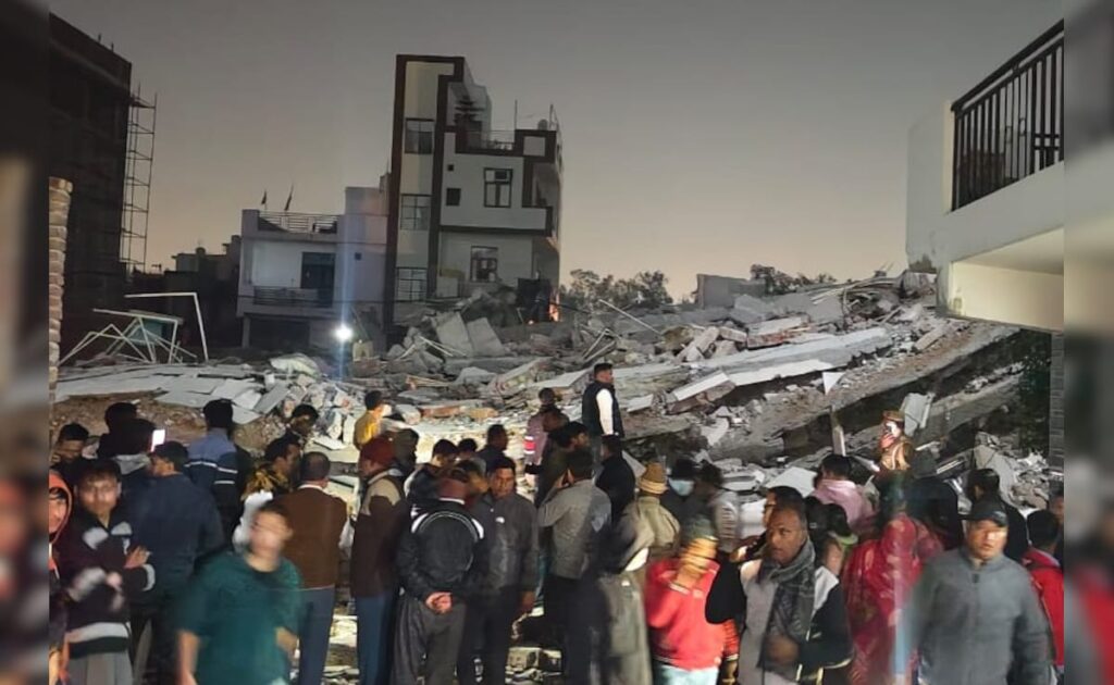 दिल्ली के बुराड़ी में 4 मंजिला इमारत गिरी, 10 लोगों के दबे होने की आशंका; बचाव कार्य तेज