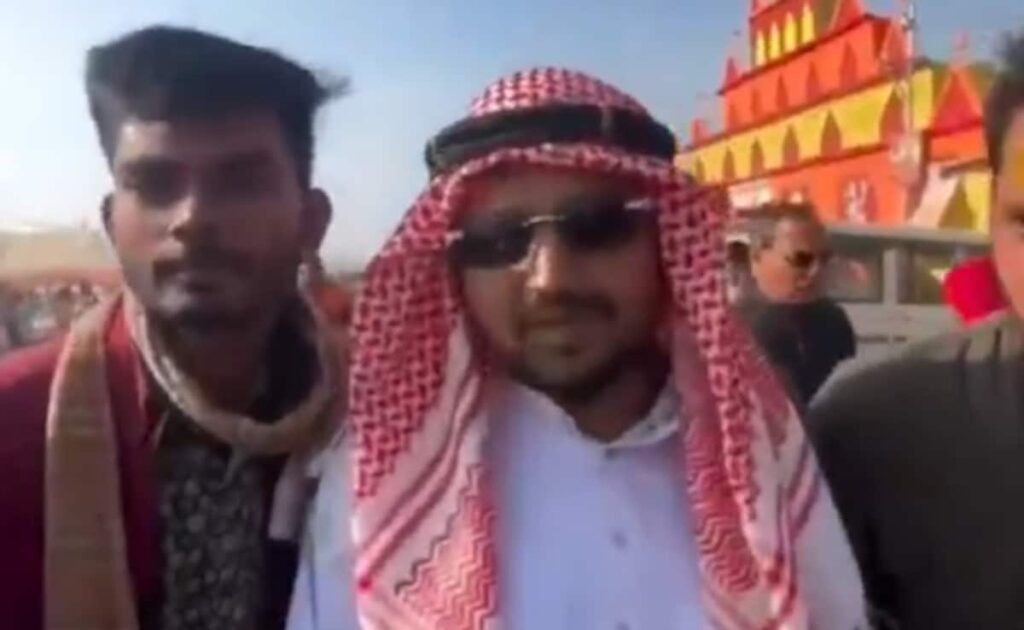 Video: महाकुंभ में अरब का शेख बनकर रौब में घूम रहा था युवक, लोगों ने पकड़कर की जमकर धुनाई