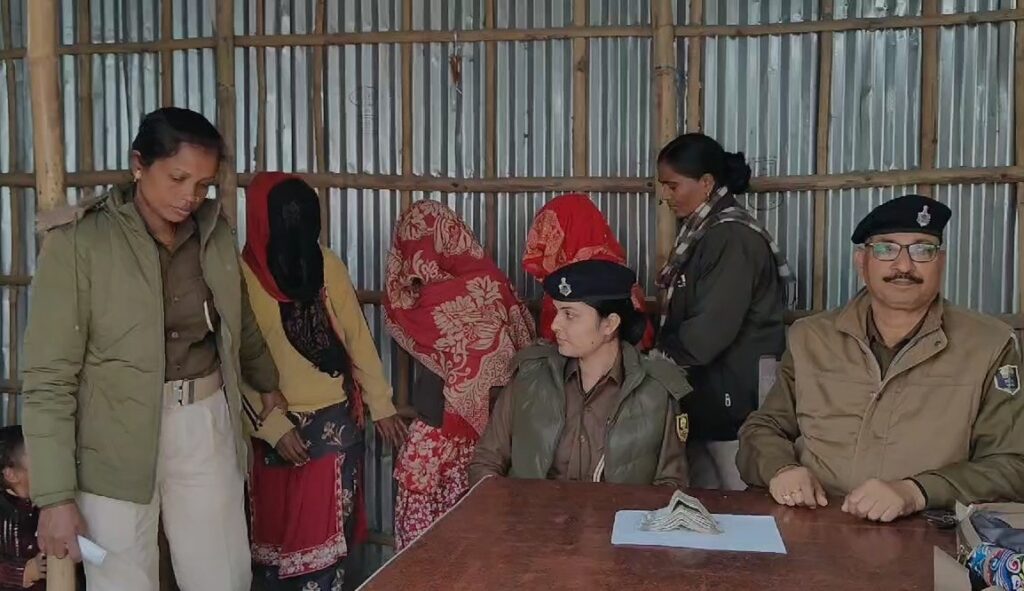 ई रिक्शा में बैठी महिला के बैग से चुराए 27 हजार, पुलिस ने लेडी गैंग को ऐसे दबोचा