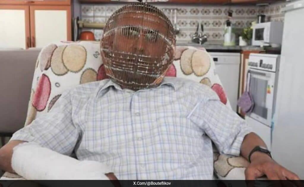 स्मोकिंग छोड़ने के लिए शख्स ने अपनाया अनोखा तरीका, सिर पिंजरे में बंद कर पत्नी को दे दी चाबी, जानें फिर क्या हुआ...