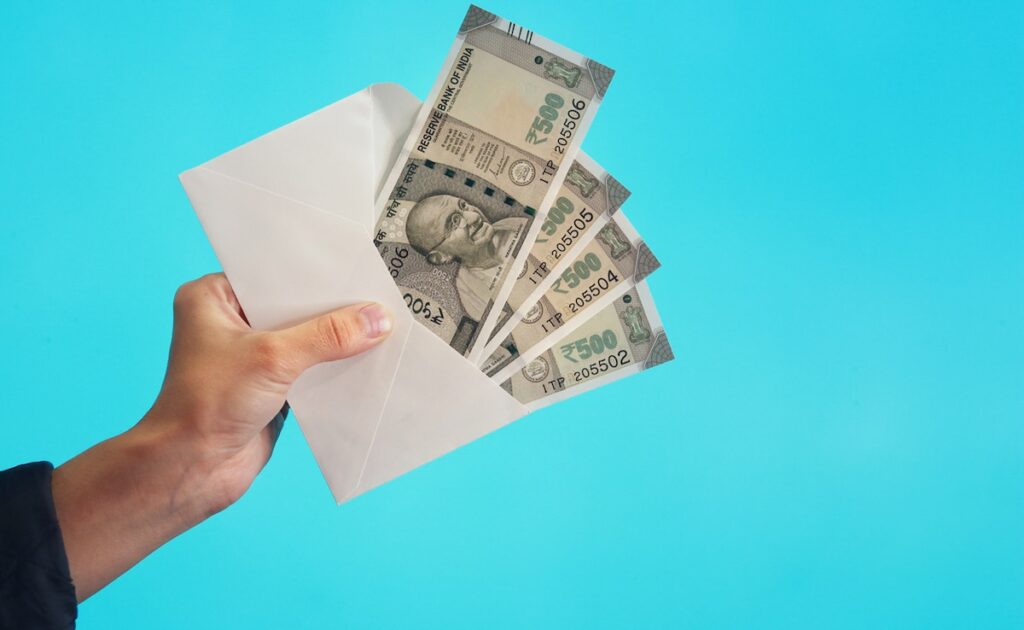 8th Pay Commission: केंद्रीय कर्मचारियों और पेंशनर्श की बल्ले बल्ले, कितनी बढ़ेगी सैलरी और पेंशन? समझें कैलकुलेशन