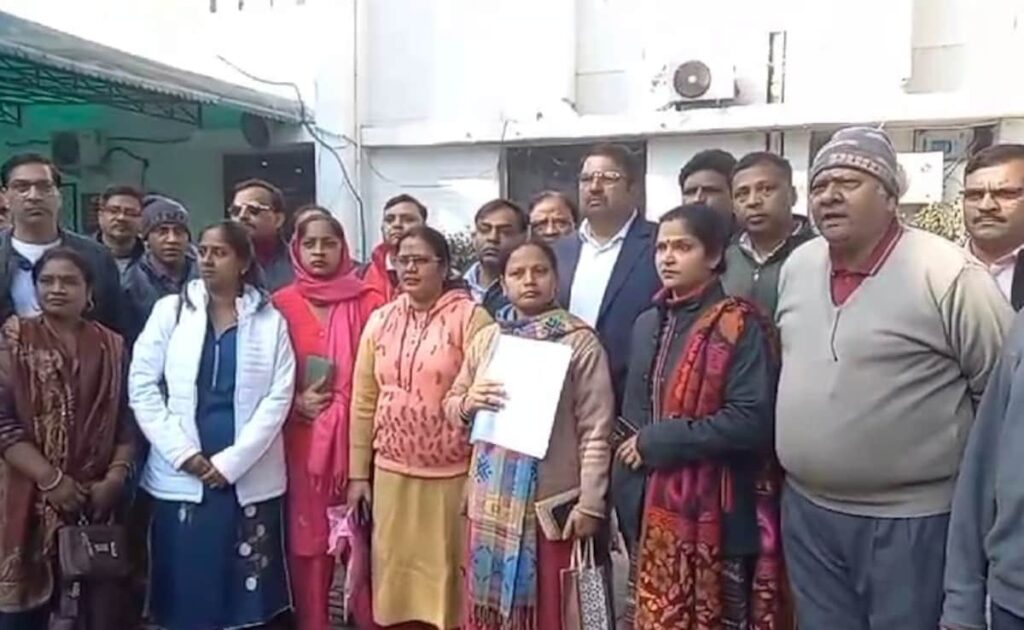 यूपी और दिल्ली में Fiitjee के कोचिंग सेंटर पर लगा ताला, छात्र और मां बाप परेशान, जवाब देने वाला कोई नहीं