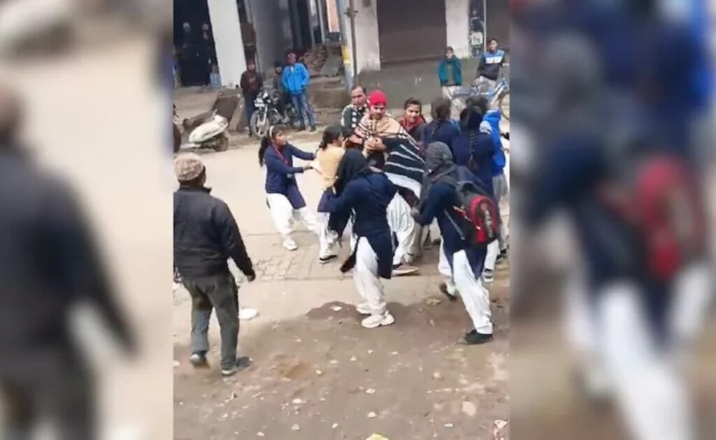 बॉयफ्रेंड के लिए मारपीट : एक दूसरे के खींचे बाल, चले लात घूंसे; बागपत का Video हो रहा वायरल