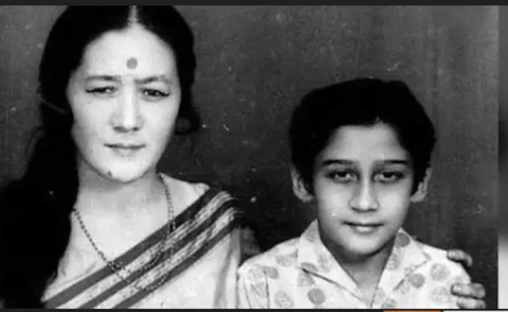 मूंगफली और सिगरेट बेची तो कभी चिपकाए फिल्मों के पोस्टर, आज 200 करोड़ का मालिक है यह सुपरस्टार, मां के साथ दिख रहे इस बच्चे को पहचाना क्या?