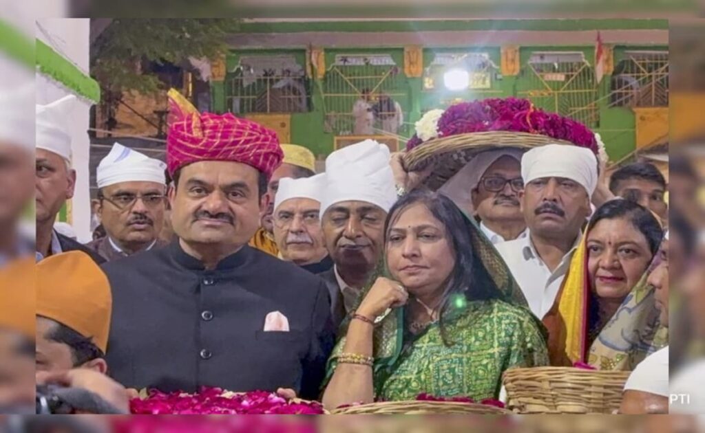 गौतम अदाणी ने पत्नी के साथ अजमेर में ख्वाजा गरीब नवाज की दरगाह पर चढ़ाई चादर