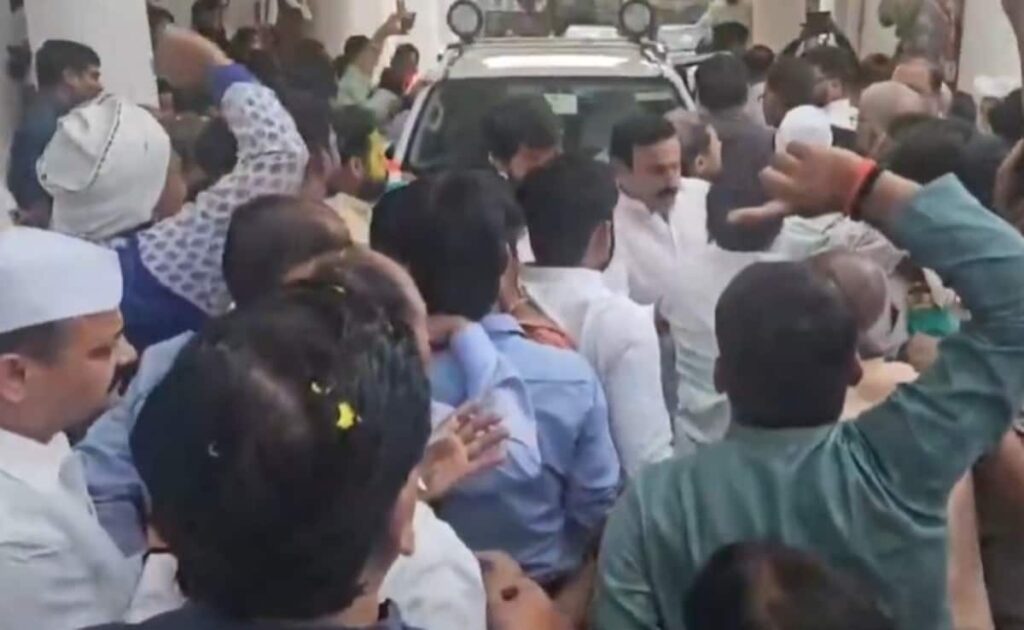 लखनऊ में कांग्रेस के होली मिलन समारोह के रंग में पड़ा भंग, जानिए क्यों हो गया क्लेश