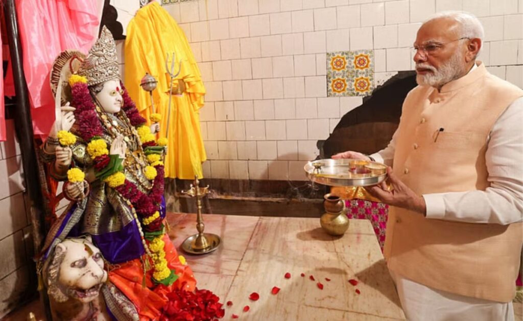 नवरात्रि में 9 दिन व्रत रखते हैं pm मोदी, कितने कठोर नियम में रहते हैं जानिए