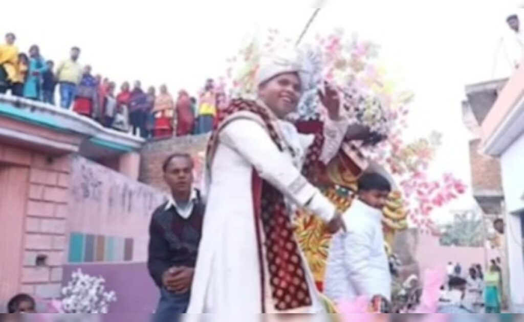 बालकनी में खड़ी दुल्हन को देख अपना आपा खो बैठा दूल्हा, किया ऐसा डांस हक्के बक्के रह गए लोग, बोले भूलने में लग जाएंगे सात जन्म