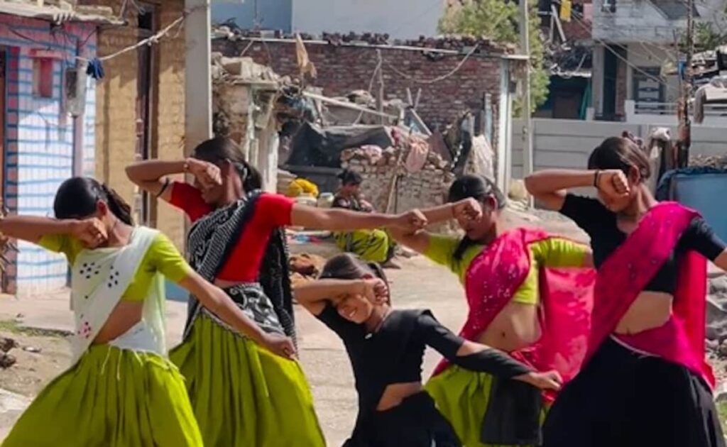 लड़कियों ने 71 साल पुराने गाने पर डांस से लगाया ऐसा तड़का, देखने वाले बोले डांस शो में जाओ