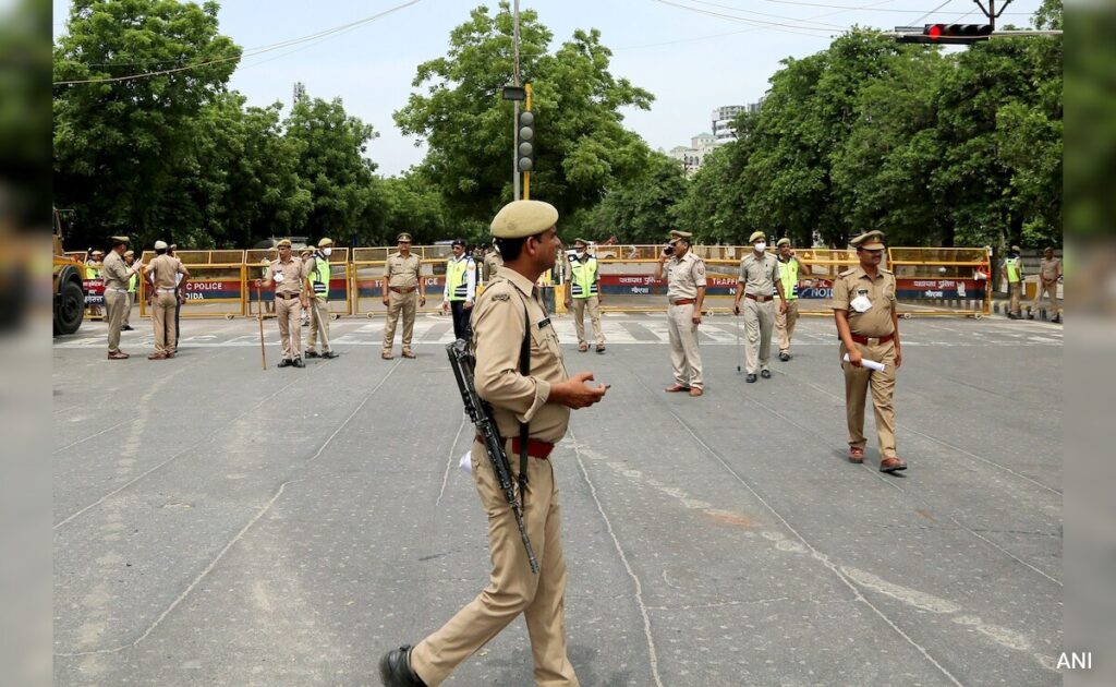 नोएडा : होली और जुमे से पहले पुलिस का चेकिंग अभियान, 1255 गाड़ियों के चालान; 36 सीज