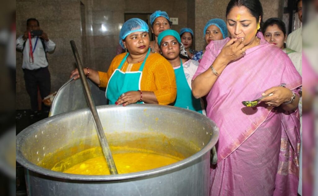 दिल्ली की सीएम रेखा गुप्ता ने आशा किरण आश्रय के बच्चों के साथ कुछ यूं मनाई होली