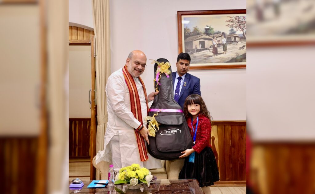 मिजोरम : 7 साल की बच्ची ने गाया 'वंदे मातरम', मंत्रमुग्ध हो गए अमित शाह, गिफ्ट में दिया गिटार