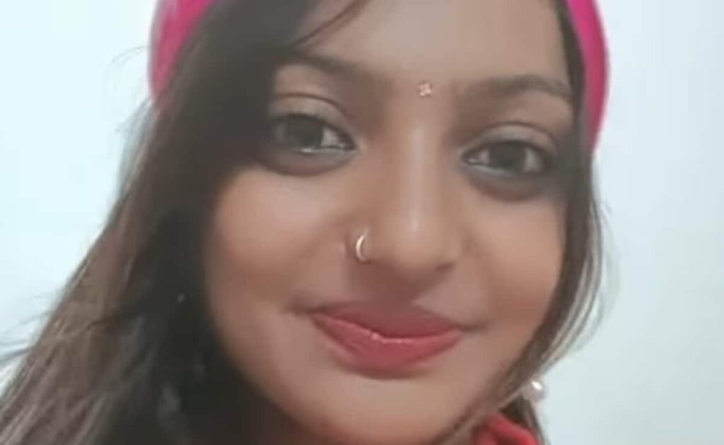 एक्ट्रेस बनने से पहले पूरी तरह फिल्मी हुईं मोनालिसा, बोलीं चेहरा क्या देखते हो दिल में उतर कर देखो ना...