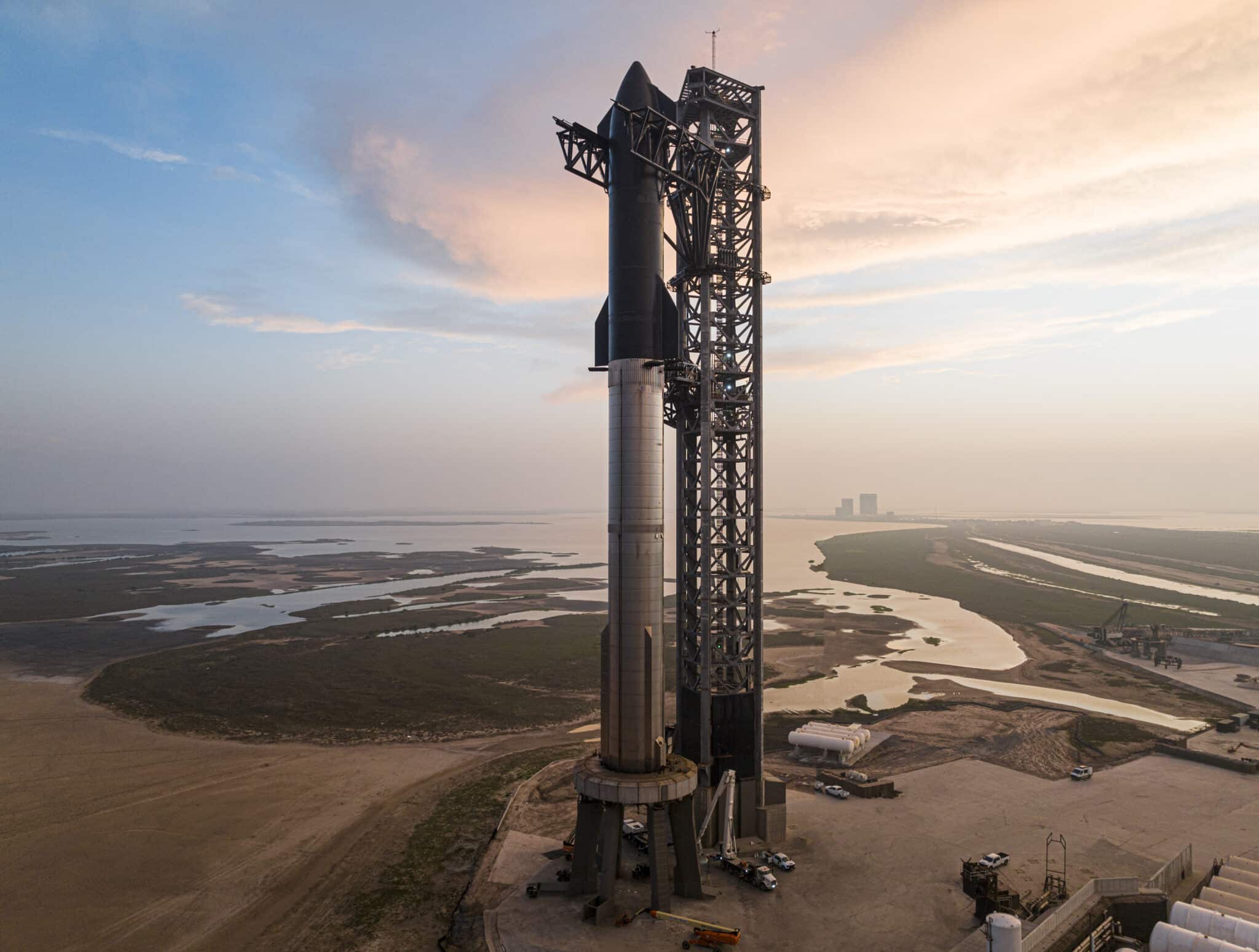 दुनिया का सबसे शक्तिशाली रॉकेट फटा आसमान में Starship टुकड़ों में बंटा Spacex ने कहा उड़ान 6892